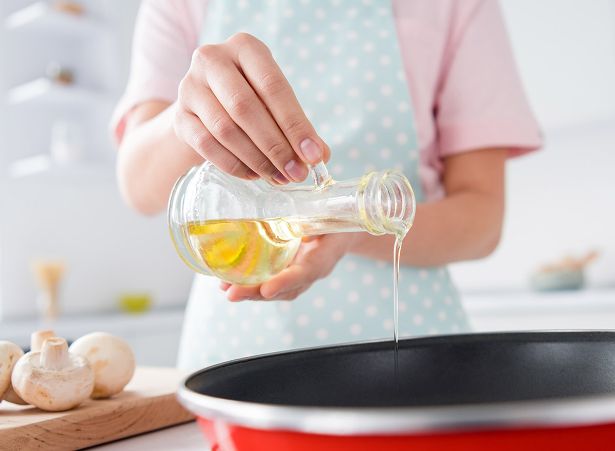Cropped,Photo,Of,Beautiful,Housewife,Hold,Olive,Oil,Pouring,Hot