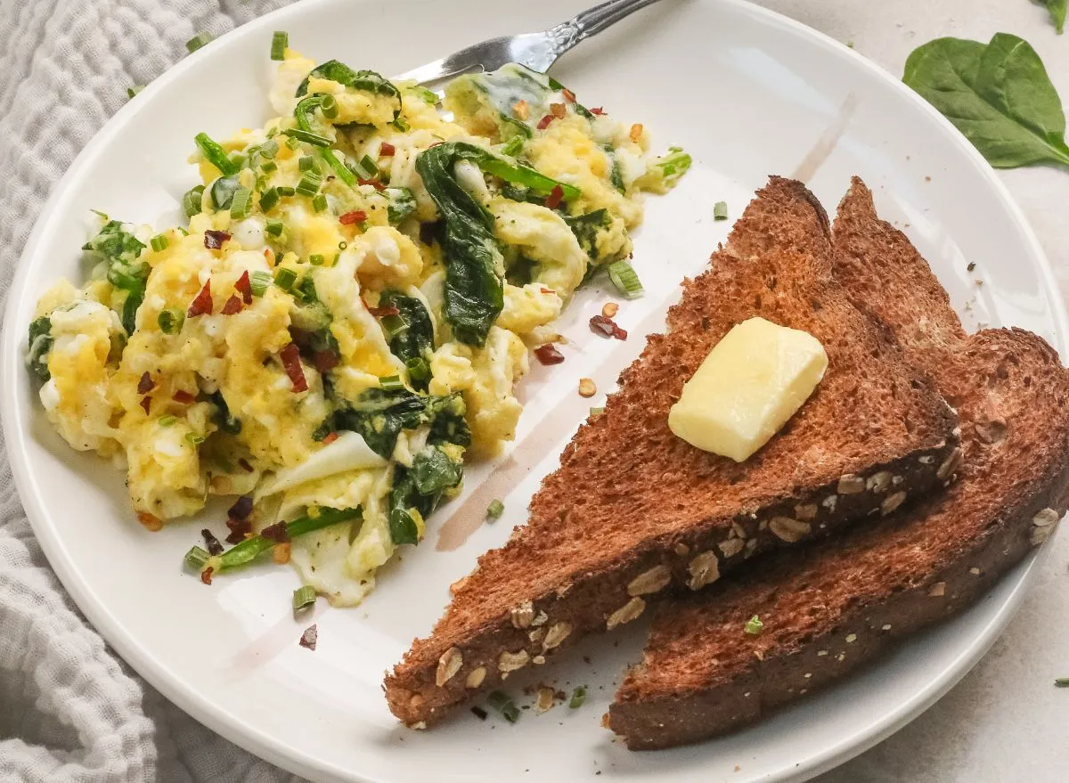 2 scrambled eggs on white toast calories