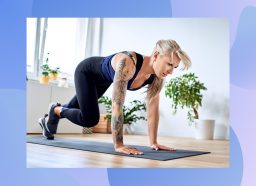 focused blonde woman doing mountain climbers on black yoga mat in bright apartment living room