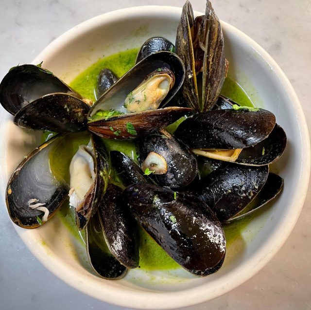 barcelona mussels in a bowl.