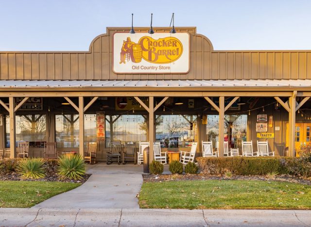 Cracker Barrel restaurant exterior