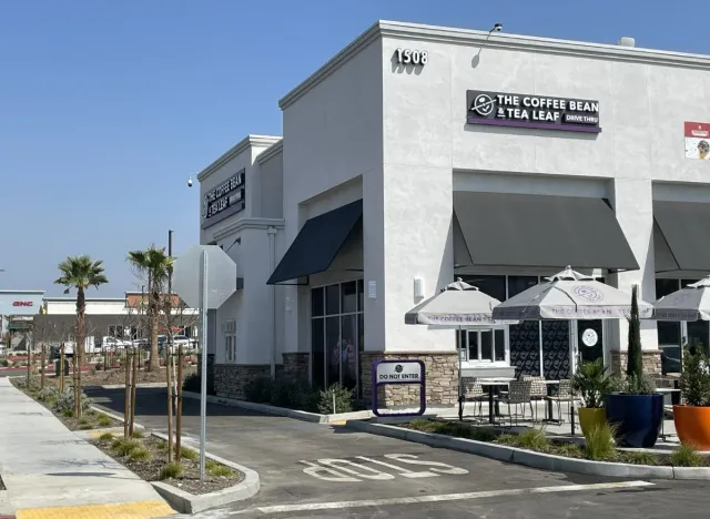 The Coffee Bean & Tea Leaf exterior