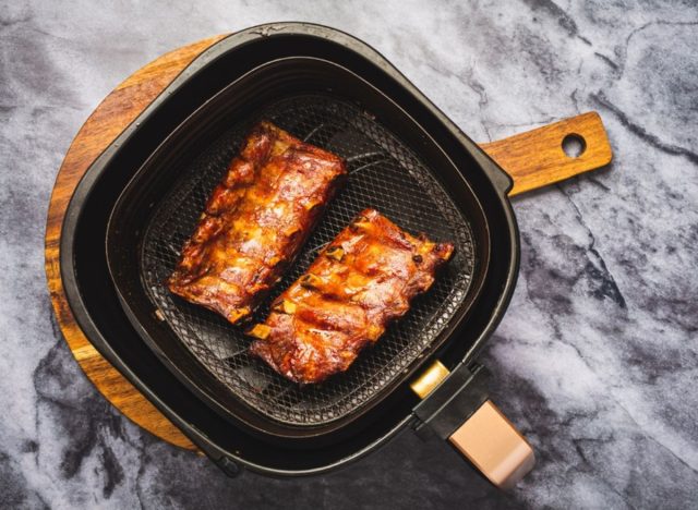 air fryer basket with ribs on the counter