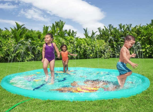 kids playing on sprinkler pad.