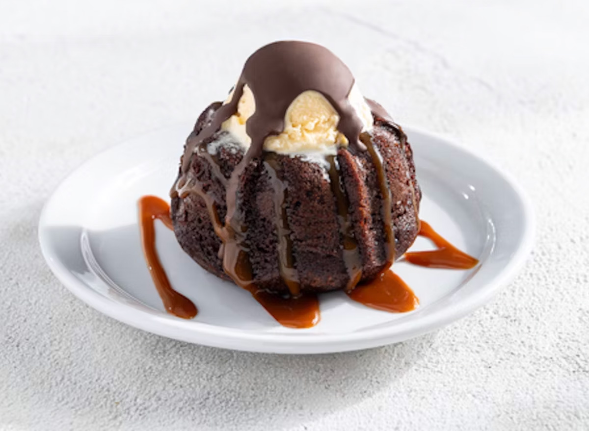 Chilis mini chocolate molten lava cake