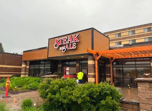 Wyndham hotel Steak and Ale exterior