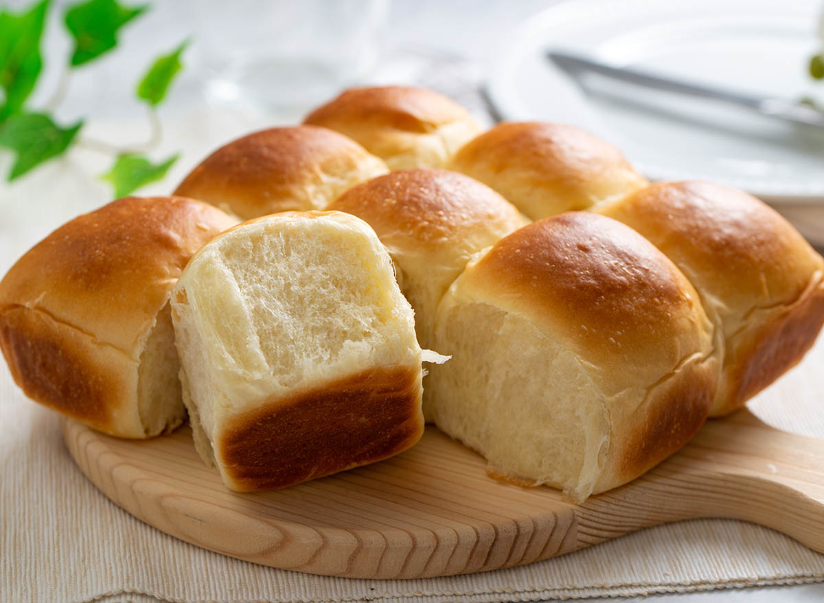 Freshly,Baked,Golden,Brown,Dinner,Rolls,Bread,Served,On,Wooden