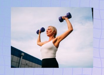 blonde woman lifting purple dumbbells, doing shoulder presses outdoors