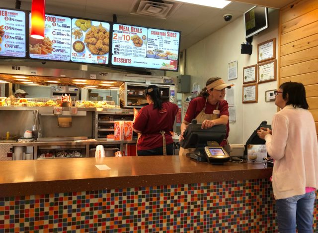 popeyes employee ringing up customer