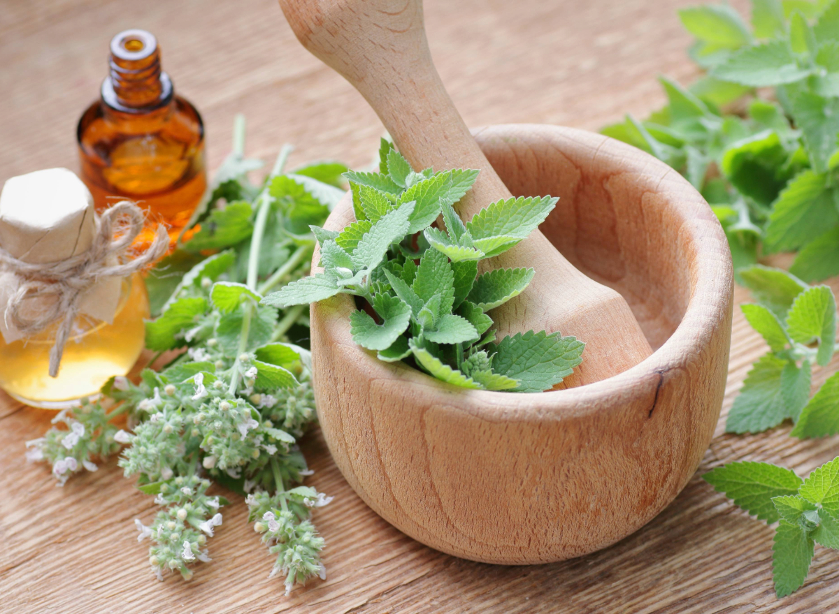 What Is the ‘Lemon Balm’ Drink & Does It Work for Weight Loss?