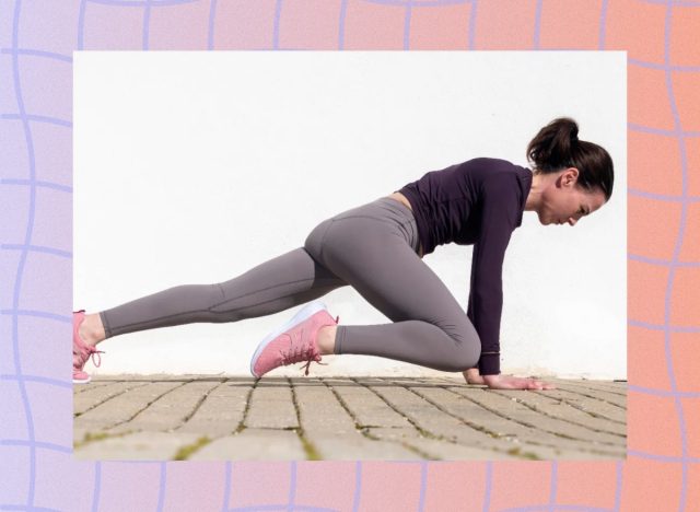 woman doing the mountain climber exercise on the floor