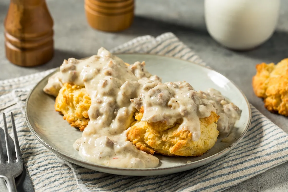 Homemade,Southern,Biscuits,And,Gravy,For,Breakfast