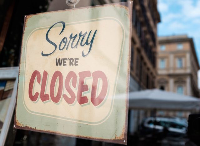 SORRY WE'RE CLOSED shop window door notice board,shutdown cafe restaurant or store out of business,Coronavirus COVID-19 virus disease isolation quarantine,2G 2G+ 3G lockdown measure info concept,US
