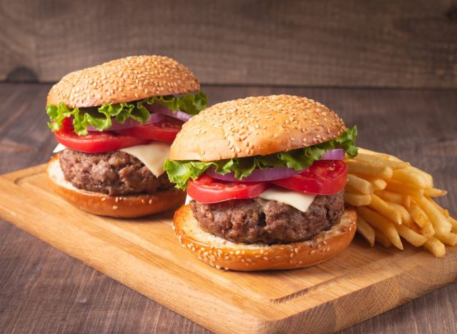 6 Chains That Make Burgers With Fresh Beef—Not Gross Frozen Patties