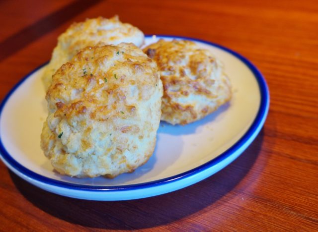 7 Restaurant Chains That Still Give You Free Bread Before Your Meal