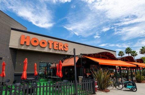 Hooters Declares Bankruptcy