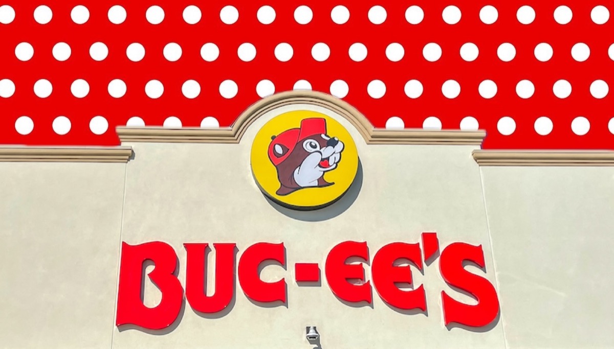 Buc ee’s, polka dot, red background