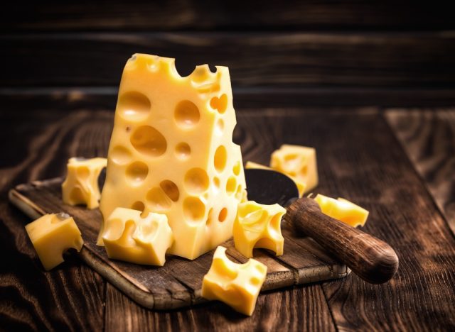 7 Cheeses That Dietitians Say Support Belly Fat Loss