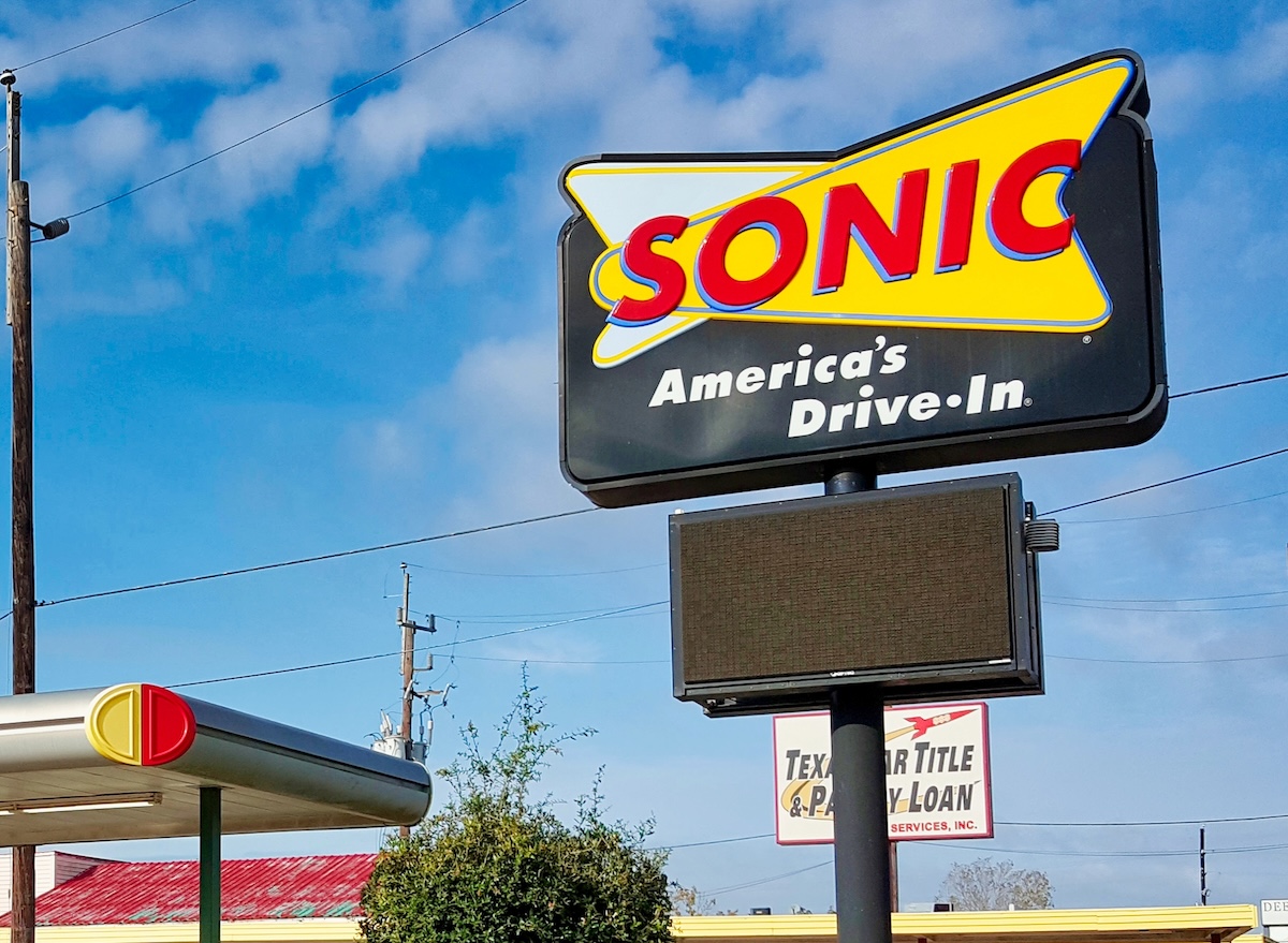 Houston,,Texas,Usa,10 14 2019:,Sonic,Restaurant,Exterior,And,Empty,Carhop
