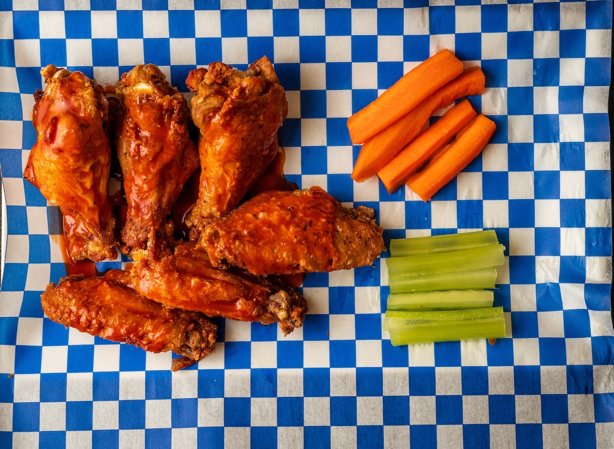 Half,Dozen,Chicken,Wings,With,Carrots,And,Celery