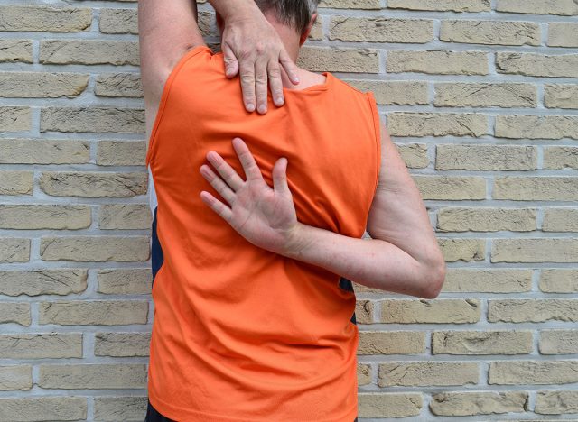 According to senior physiotherapist, cause inability to reach left hand behind shoulder is a reduced presence of male hormone testosterone during the aging process, reduced flexibility muscle mass