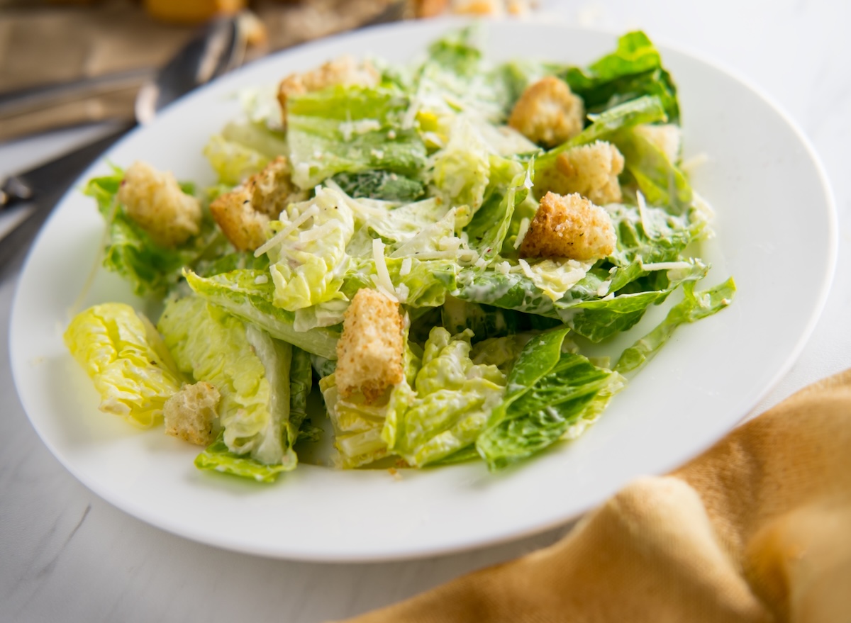 Fresh,Organic,Caesar,Salad,With,Ciabatta,Croutons,And,Parmesan,Cheese
