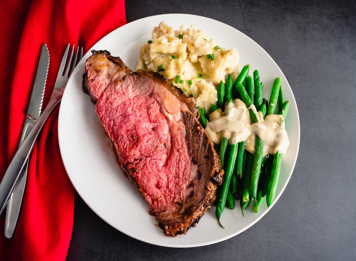 Prime,Rib,Served,With,Garlic,Mashed,Potatoes,And,Green,Beans: