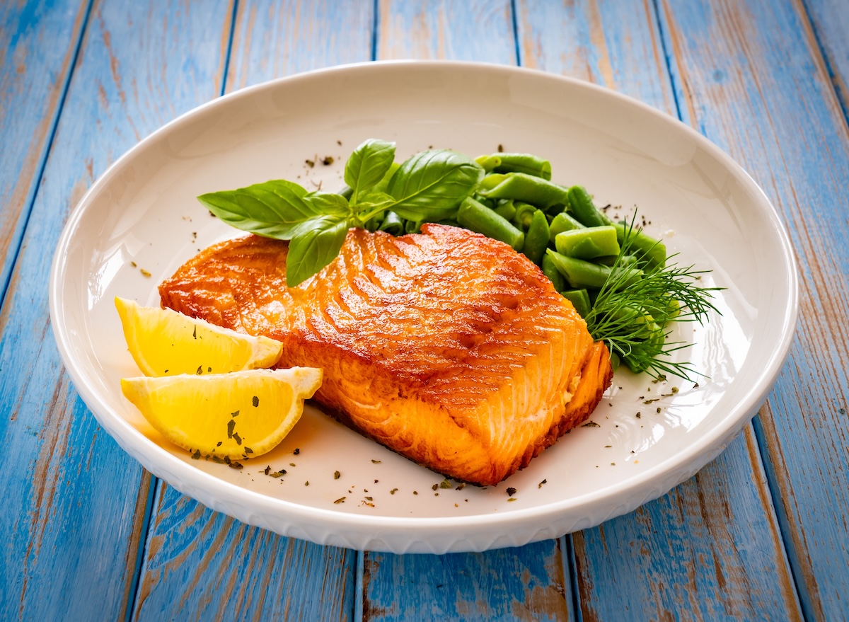 Seared,Salmon,Steak,With,Green,Bean,And,Lemons,On,Wooden