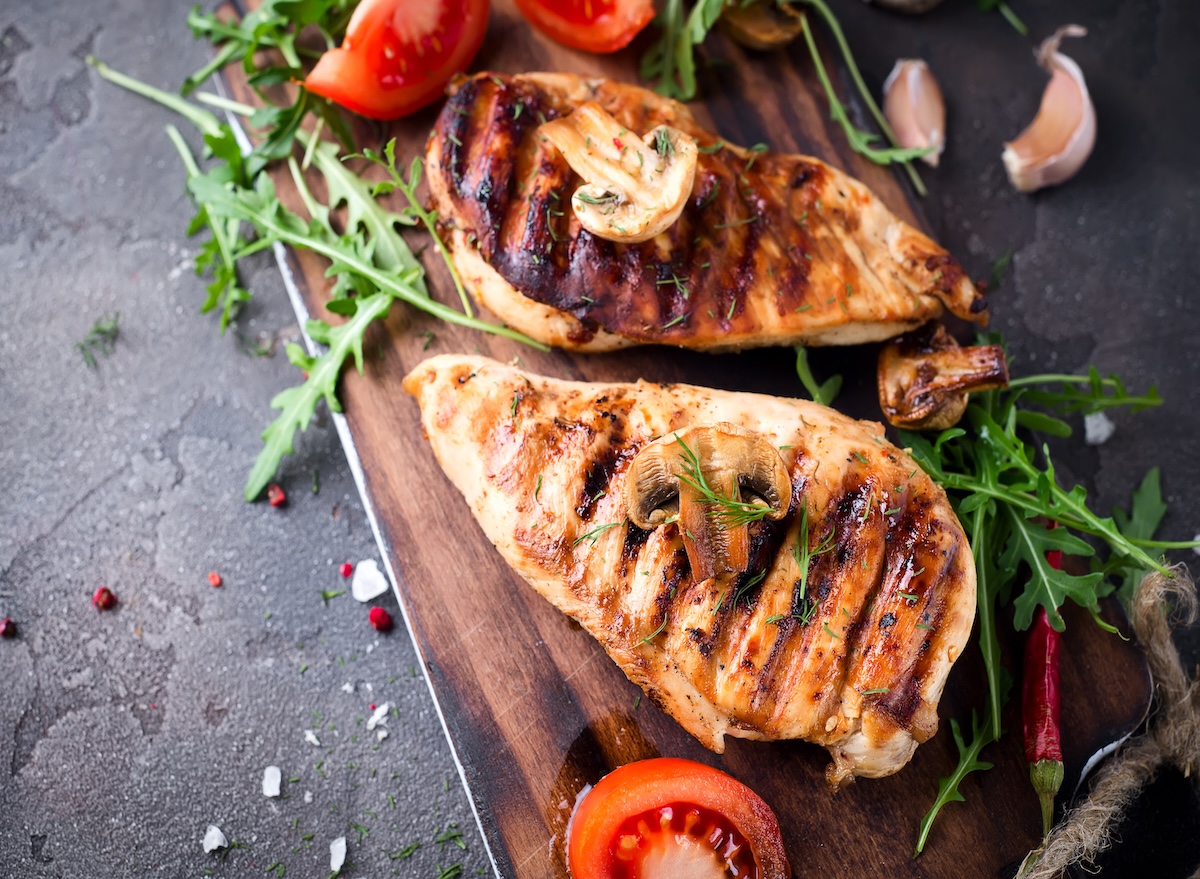 Healthy,Food, ,Grilled,Chicken,With,Vegetables,On,A,Wooden