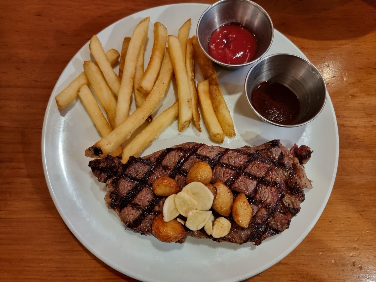 Steak with roasted and fried garlic