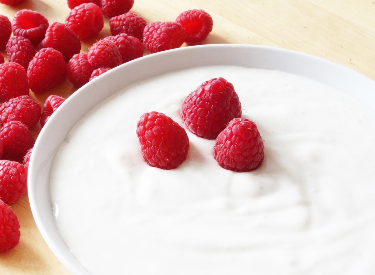 Raspberries, plain yogurt