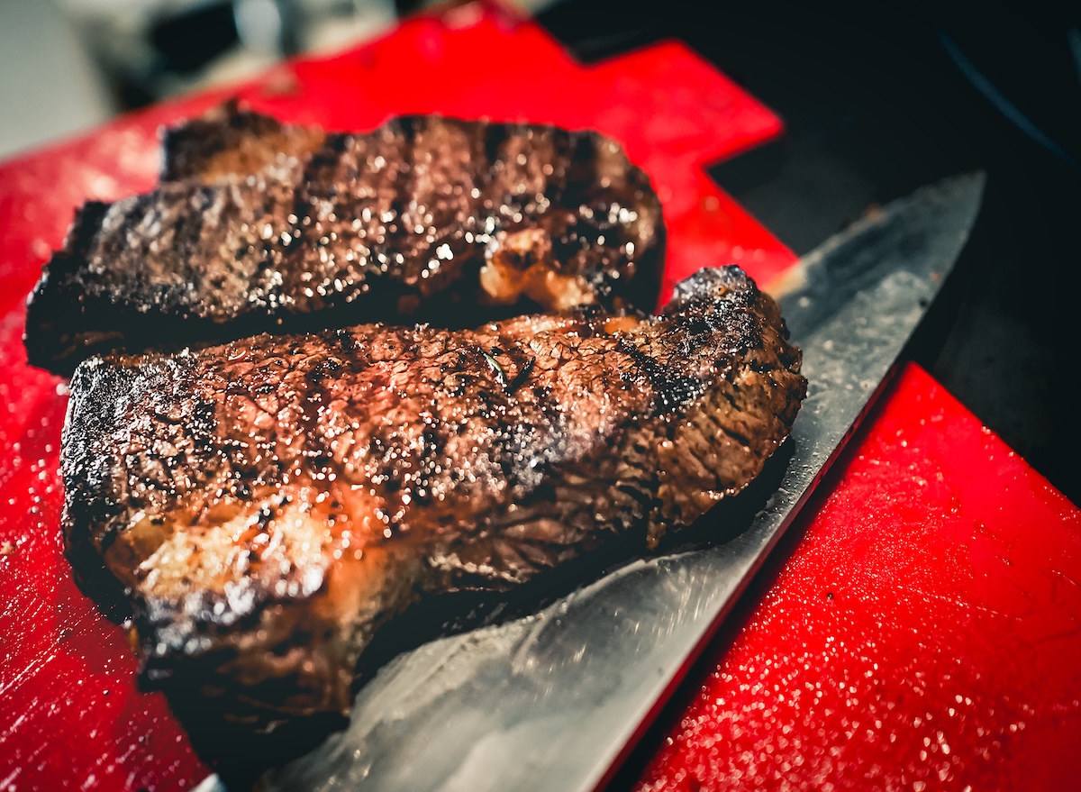 Well,Done,Bbq,Grilled,Steak,Waiting,To,Be,Sliced.