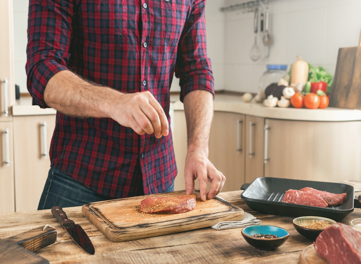 Man,Cooking,Grilled,Steak,On,The,Home,Kitchen.