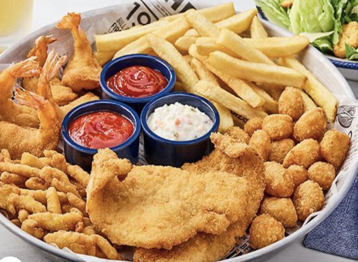 9 Chain Restaurants Serving the Best Fried Shrimp Platters With Hushpuppies