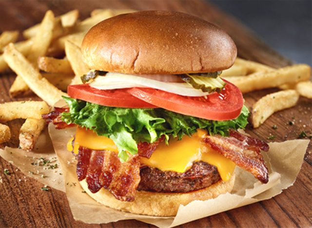 Cheddar's Bacon Cheeseburger