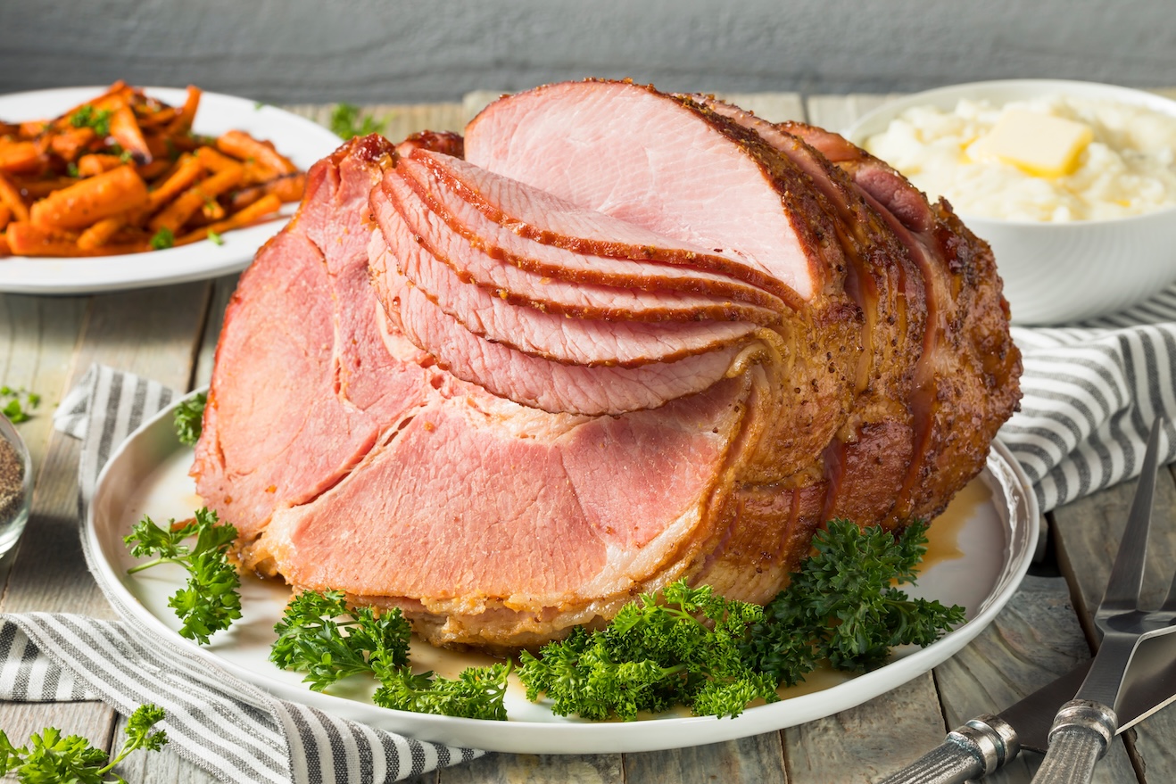 Homemade,Glazed,Easter,Spiral,Cut,Ham,With,Carrots,And,Potatoes