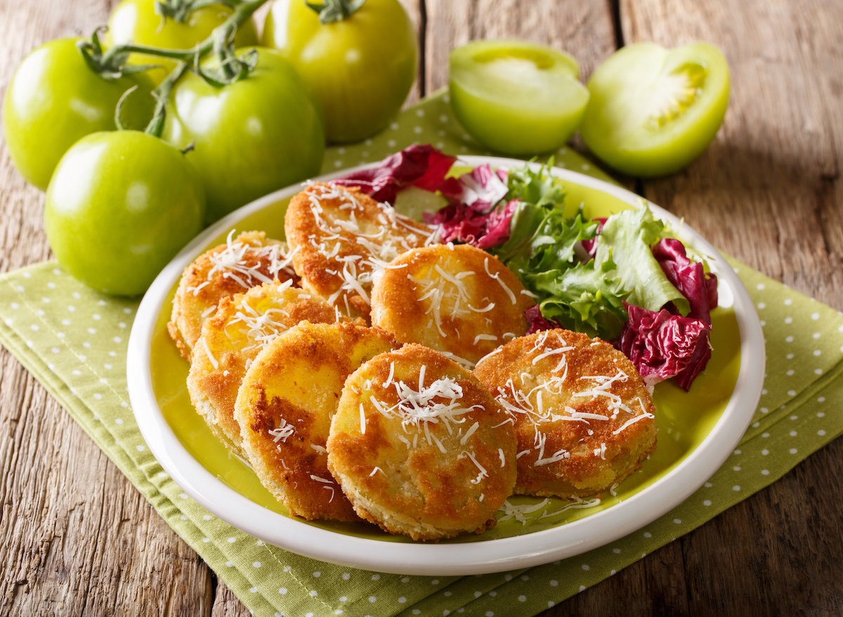 American,Food:,Fried,Green,Tomatoes,With,Fresh,Salad,Close up,On