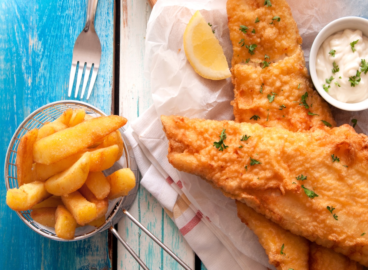 Close,Up,Battered,Fish,And,Chips,With,Mayonnaise,Sauce