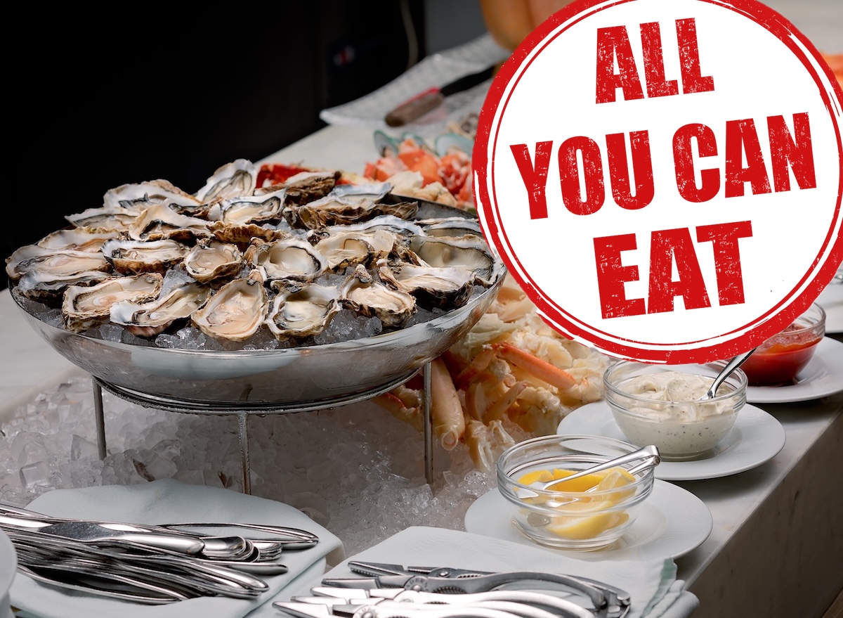 Seafood,Buffet,With,Oysters,,Crab,,Prawns,,Lobster,,Razor,Clam,,Sauces