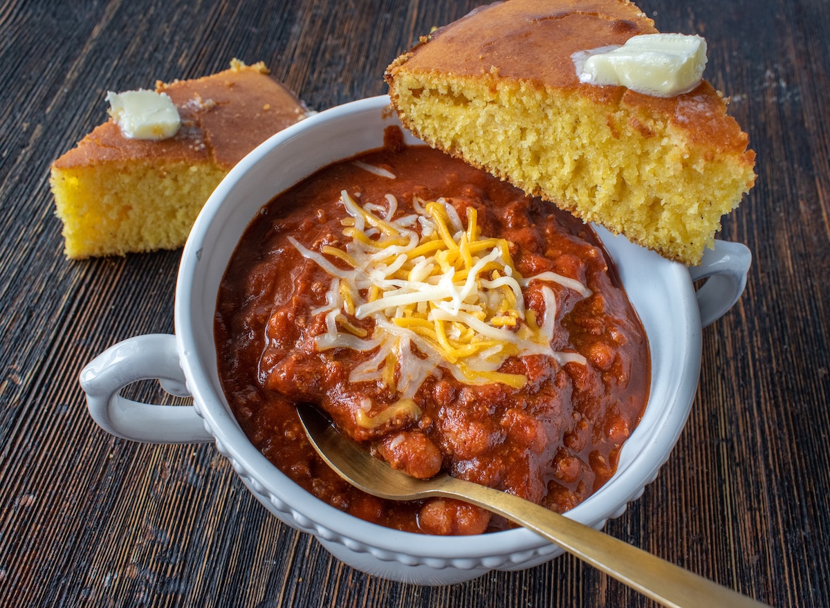 Closeup,Of,Bowl,Of,Homemade,Chili,With,Cornbread