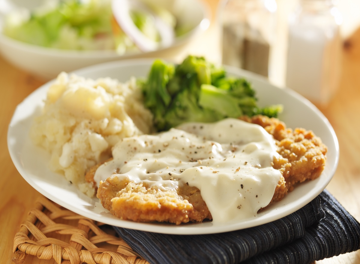 Country,Fried,Steak,With,Southern,Style,Peppered,Milk,Gravy