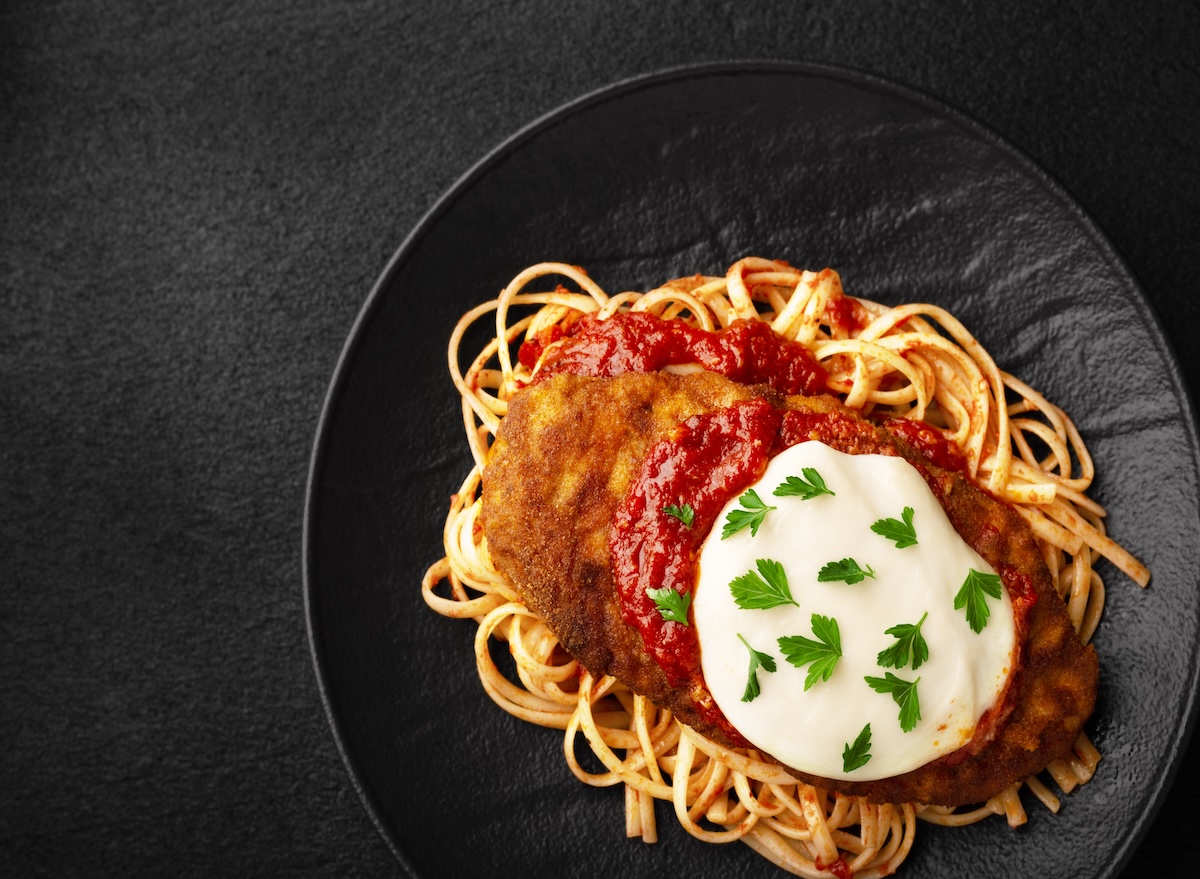 Top,View,Chicken,Parmigiano,With,Linguini,Pasta,In,Plate
