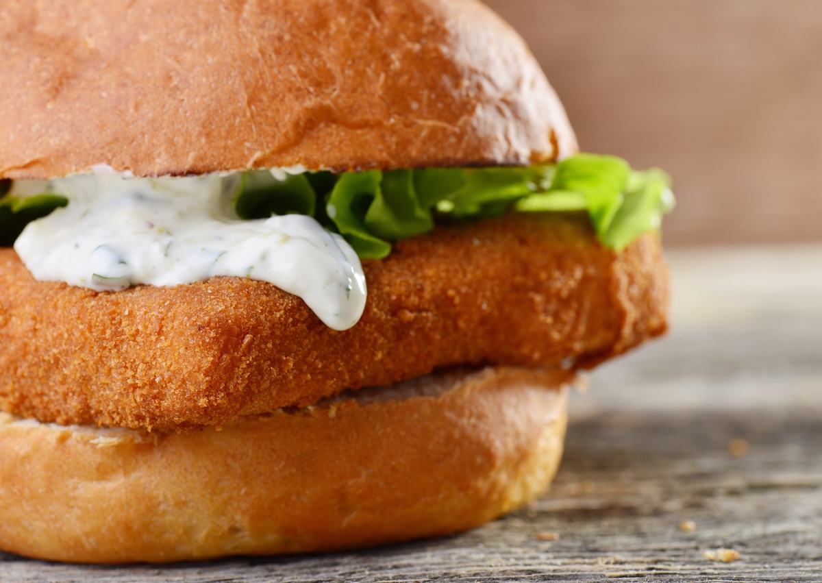 Fresh,And,Fried,Fish,Burger,With,Vegetables