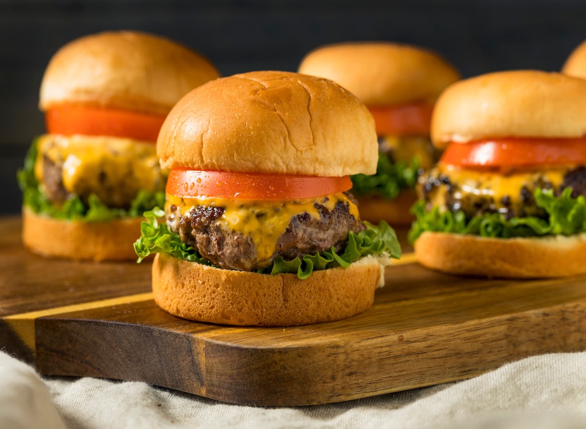 Homemade,Cheeseburger,Sliders,With,Tomato,And,Lettuce