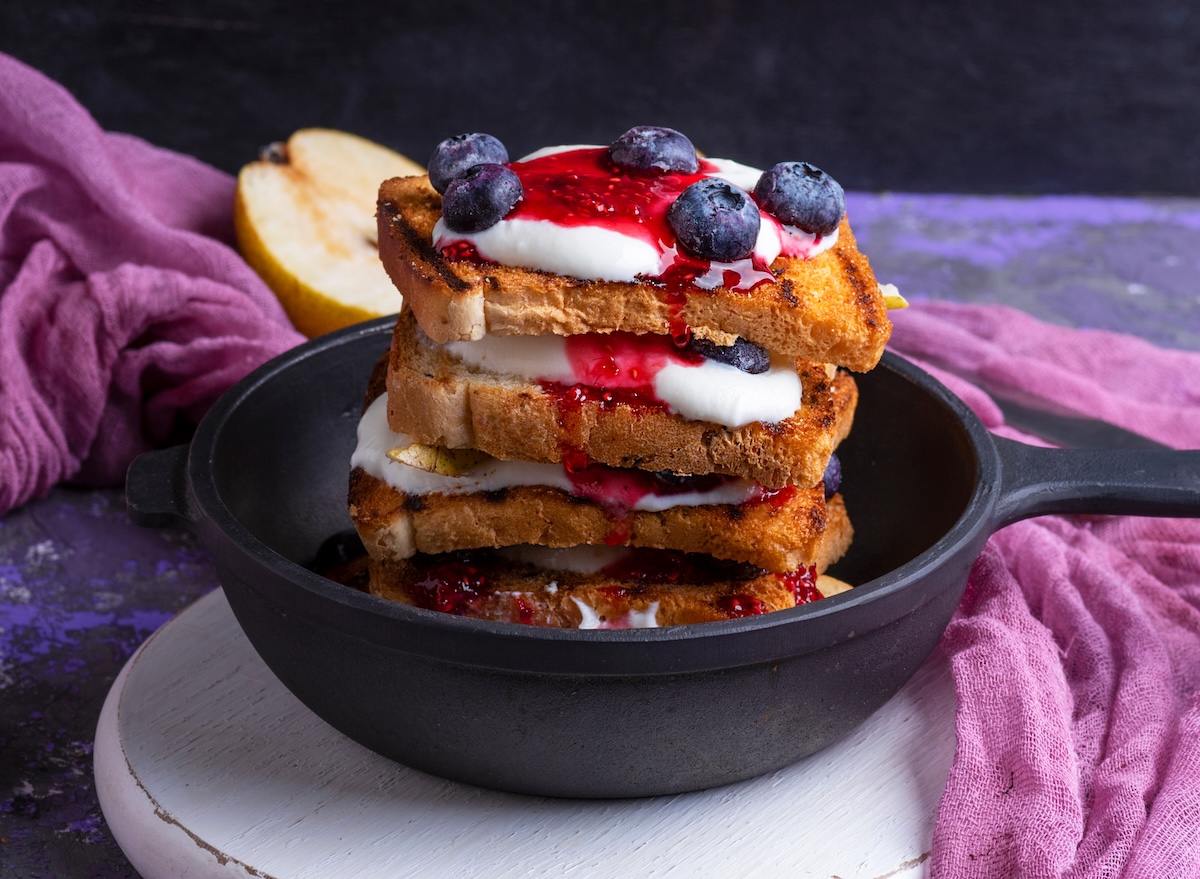 French,Toast,With,Jam,,Sour,Cream,And,Fruit,In,A
