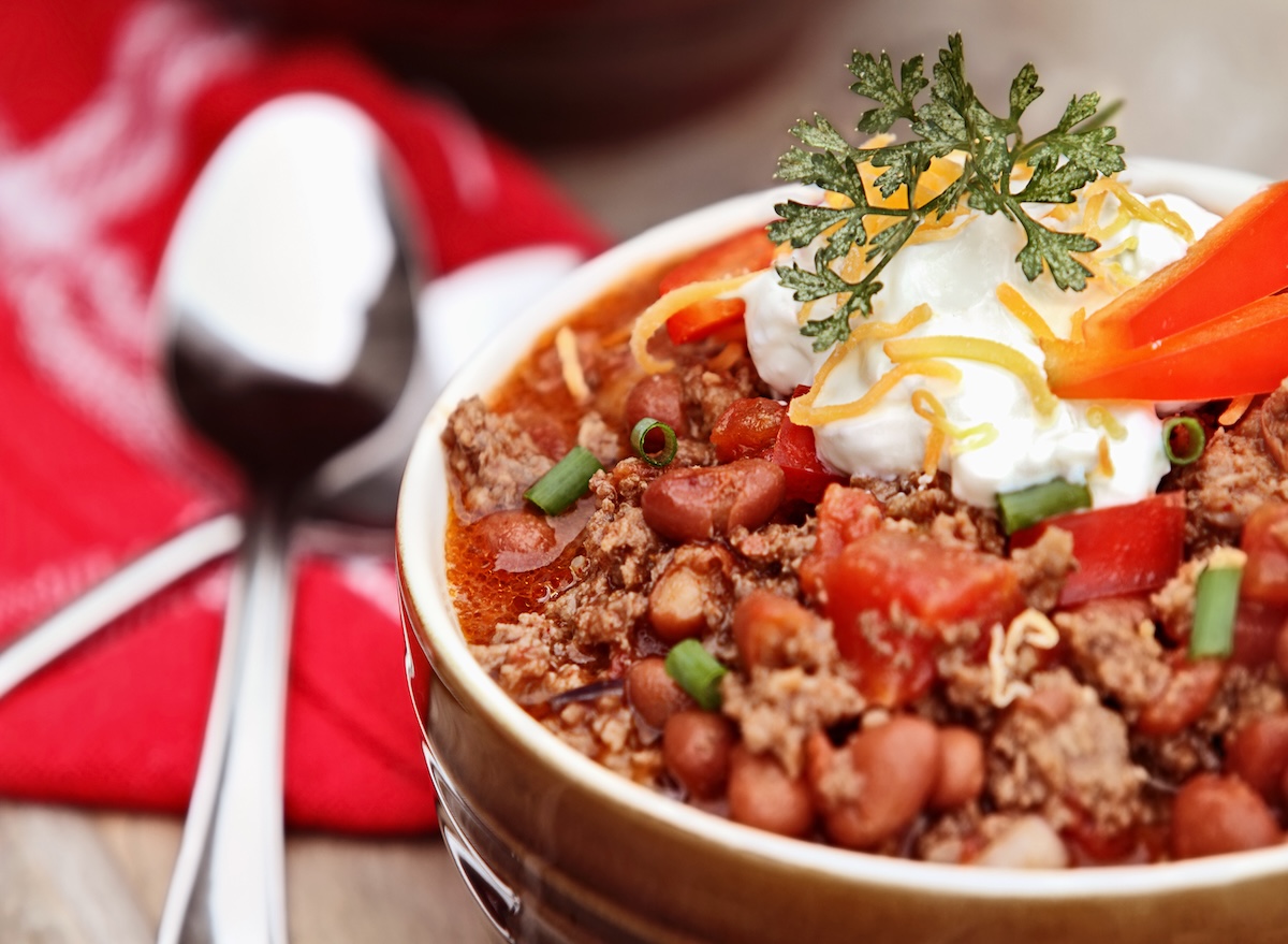 Bowl,Of,Chili,Con,Carne,Garnished,With,Sour,Cream,,Chives