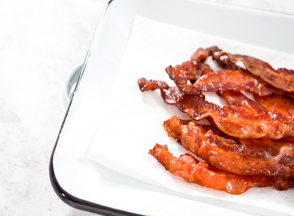 Step,By,Step.,Cooked,Bacon,Strips,On,A,White,Tray