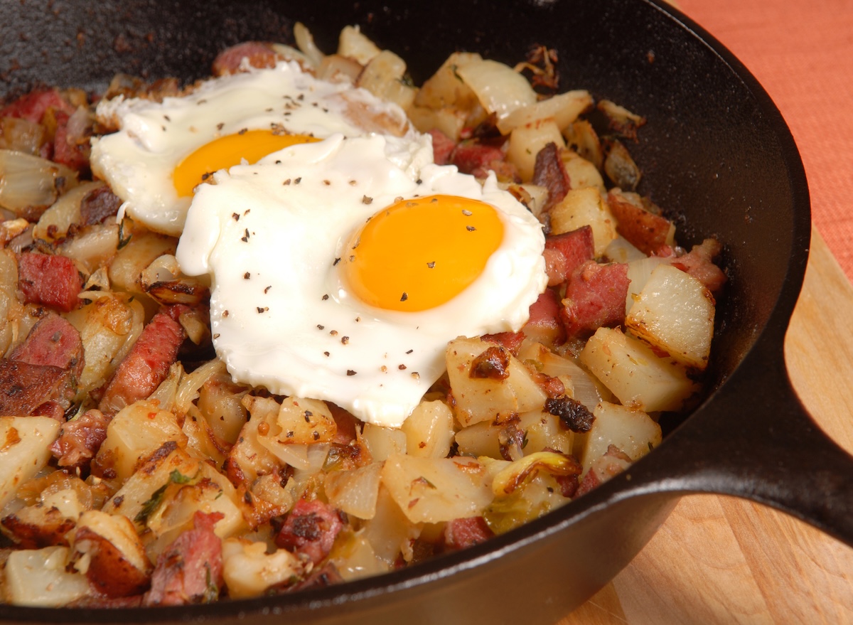 7 Chain Restaurants Known for Skillets That Feed an Entire Table