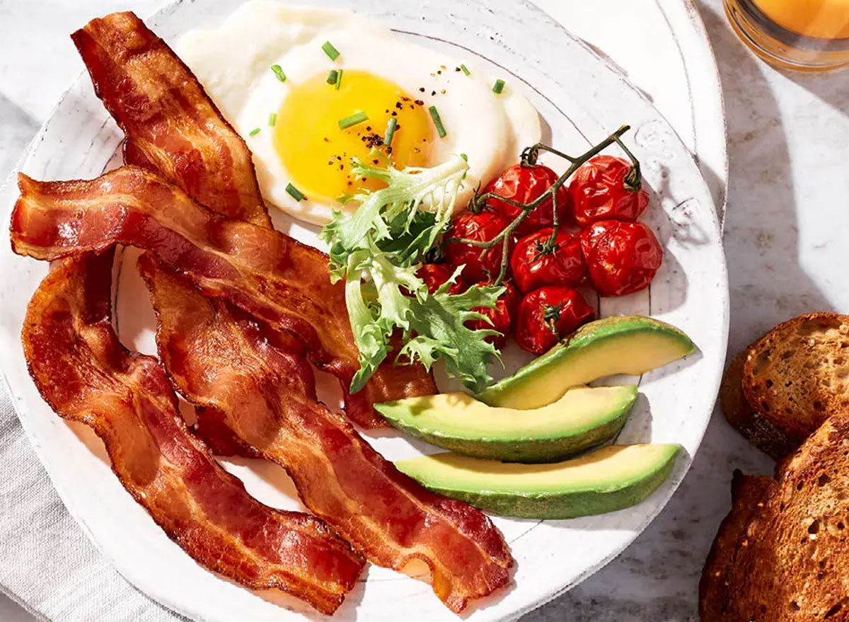 Nueske's Applewood Smoked Medium-Sliced Bacon