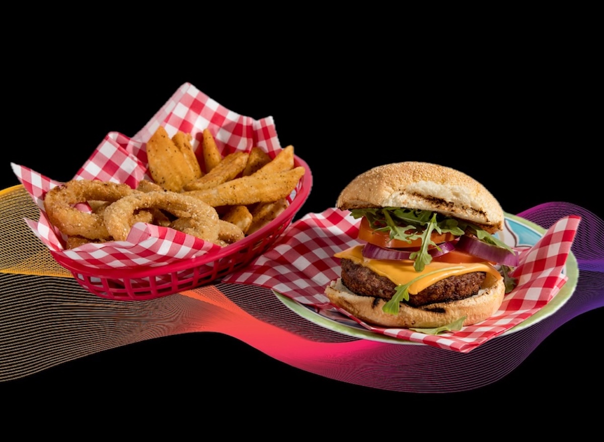 6 Chain Restaurants With the Best Cheeseburgers and Onion Rings